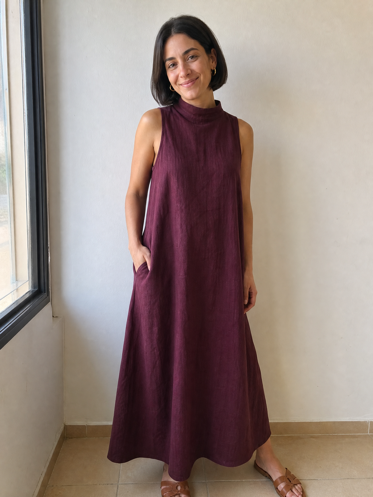 שמלת מקסי שיקית עם צווארון גבוה – יין