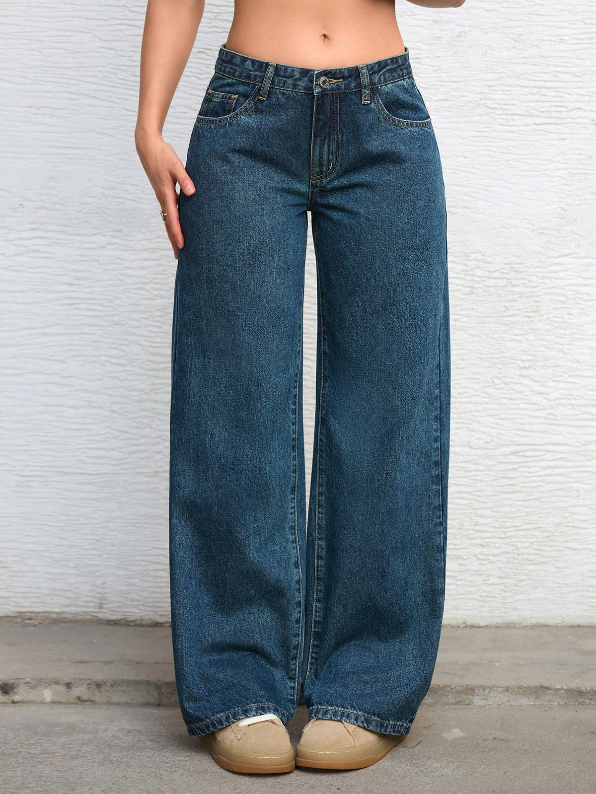 ג׳ינס שחור בגזרה רחבה ונינוחה – Medium Wash