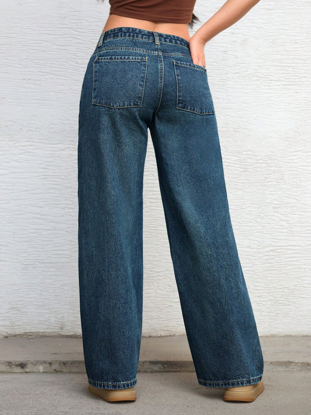 ג׳ינס שחור בגזרה רחבה ונינוחה – Medium Wash