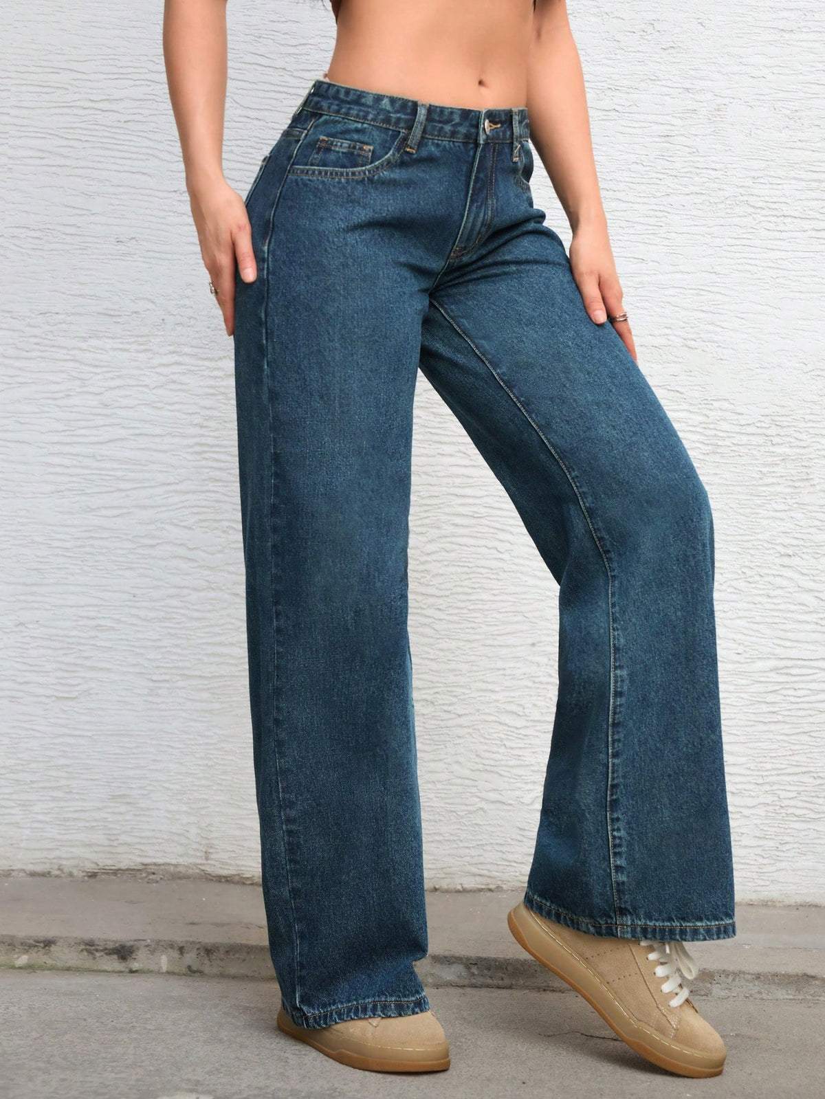 ג׳ינס שחור בגזרה רחבה ונינוחה – Medium Wash