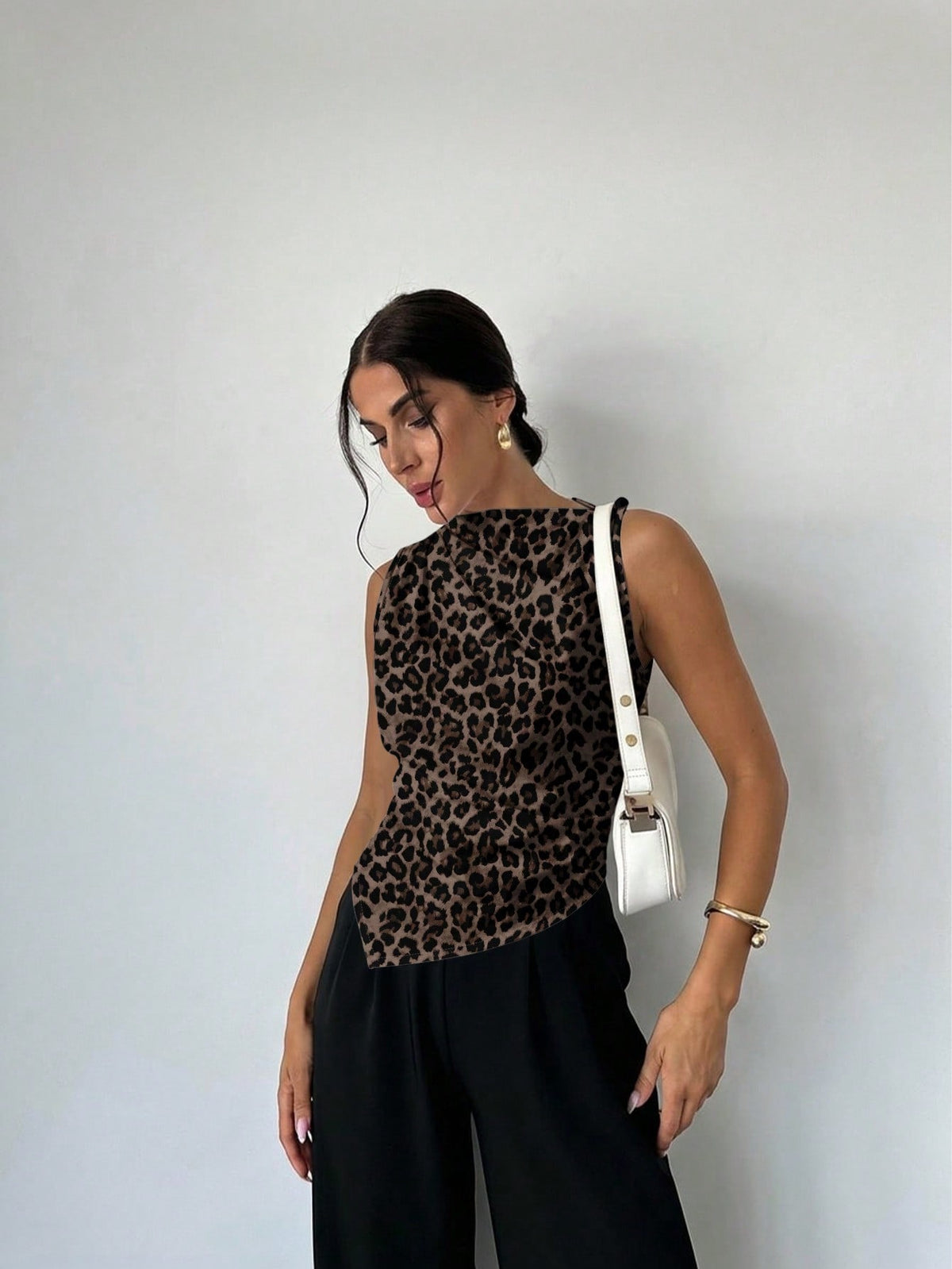 חולצת סאטן אלגנטית ללא שרוולים – צבעוני